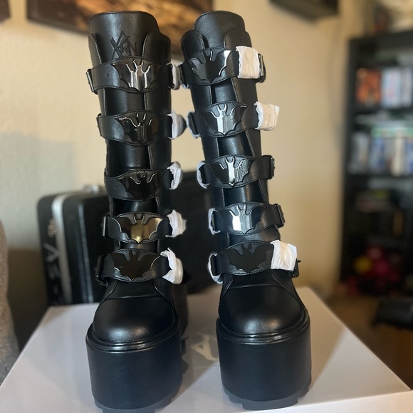 Dolls Kill Shoes - Black dune bat boots